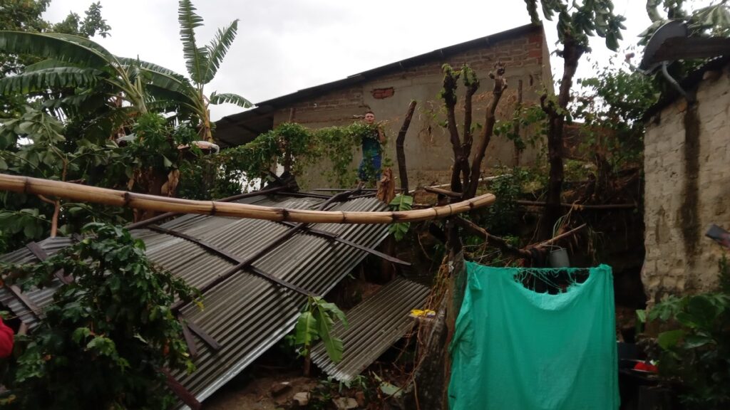 Habitantes de Atánquez observan los daños en sus casas y cultivos tras el temporal que, entre las 3:00 y 5:00 de la tarde, tumbó líneas de energía y afectó al menos 30 viviendas. Foto: Cortesía.
