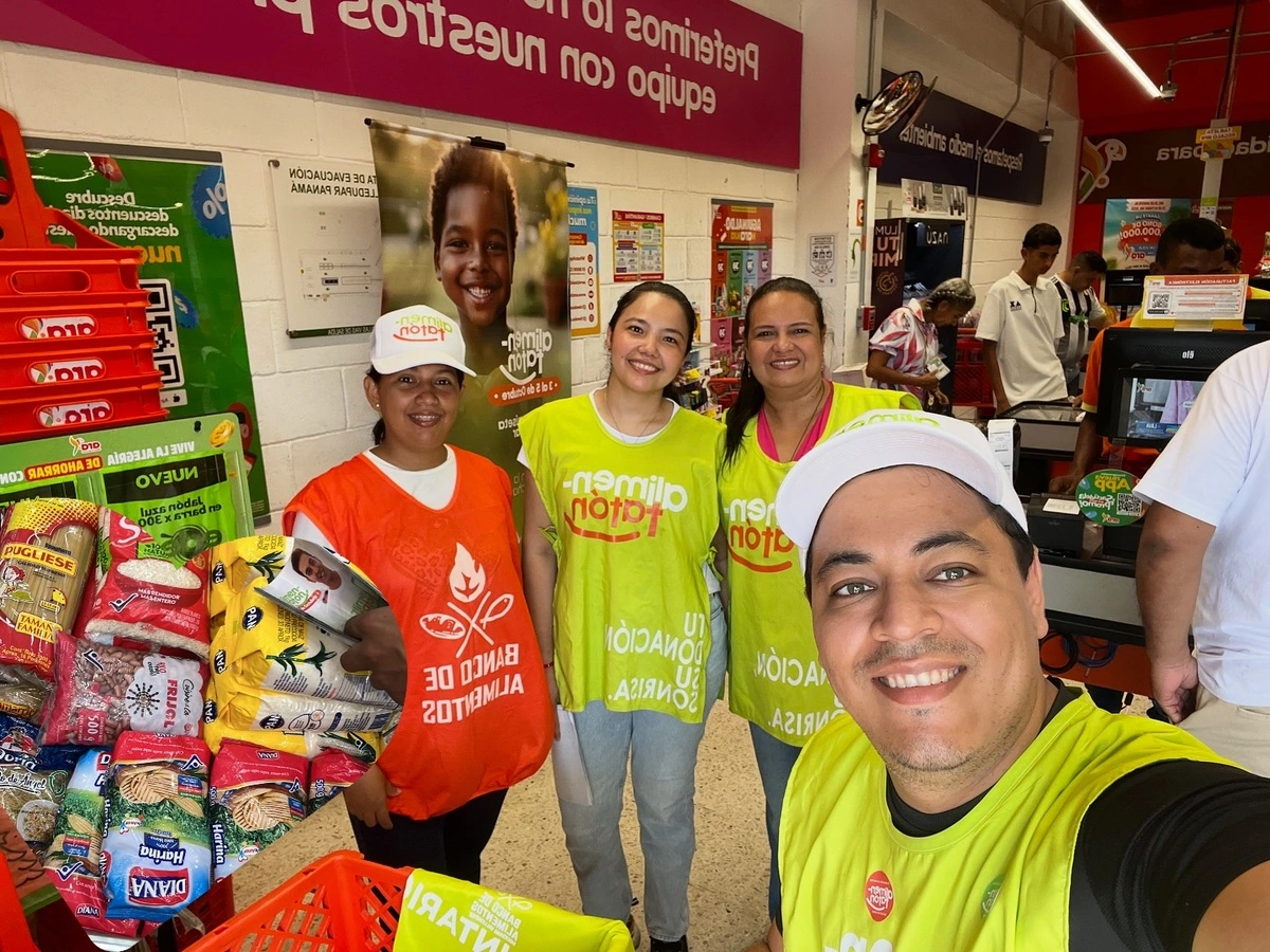Manos vallenatas contra el hambre: voluntarios del Banco de Alimentos sirven en una de las actividades de la Diócesis de Valledupar. Foto: Cortesía.