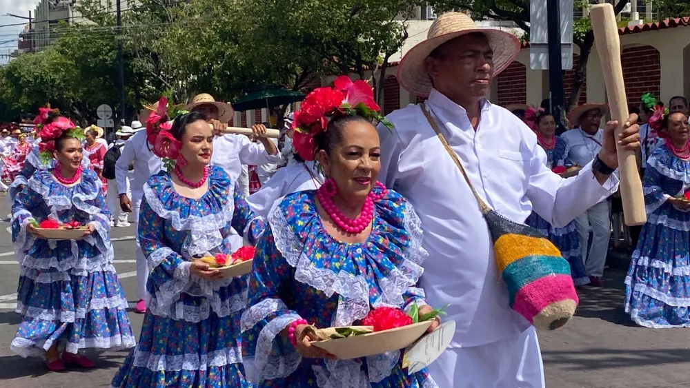 Desfile de Piloneras. Foto: Said Armenta.
