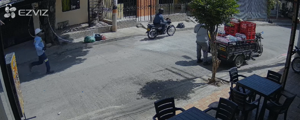 Tras el robo, la víctima intentó perseguir al señalado ladrón para recuperar su equipo móvil, pero no logró alcanzarlo debido a la velocidad con la que escapó el sospechoso.