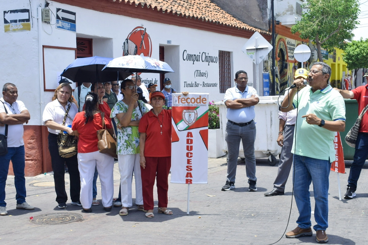 Docentes de instituciones oficiales de Valledupar realizan un plantón pacífico en la Plaza Alfonso López para exigir el pago del retroactivo salarial. Foto: Archivo.