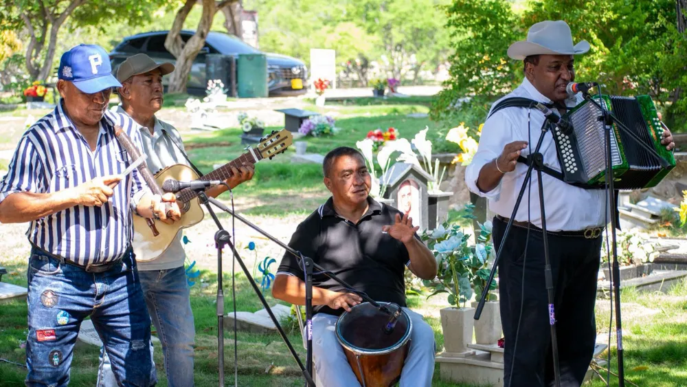 El Rey Vallenato 2013, Wilber Mendoza, le cantó ‘El Matrimonio de Colacho’ a Rafael Escalona.