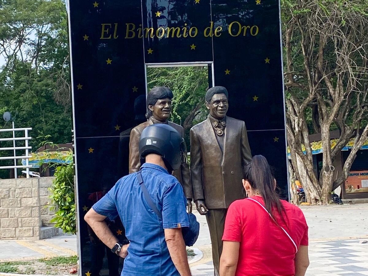 Turistas que llegaron desde distintas ciudades del país aprovechan para tomarse una última foto junto a las controvertidas esculturas del Binomio de Oro en el Ecoparque Río Guatapurí, antes de su desmonte para ser intervenidas. Foto: Said Armenta.