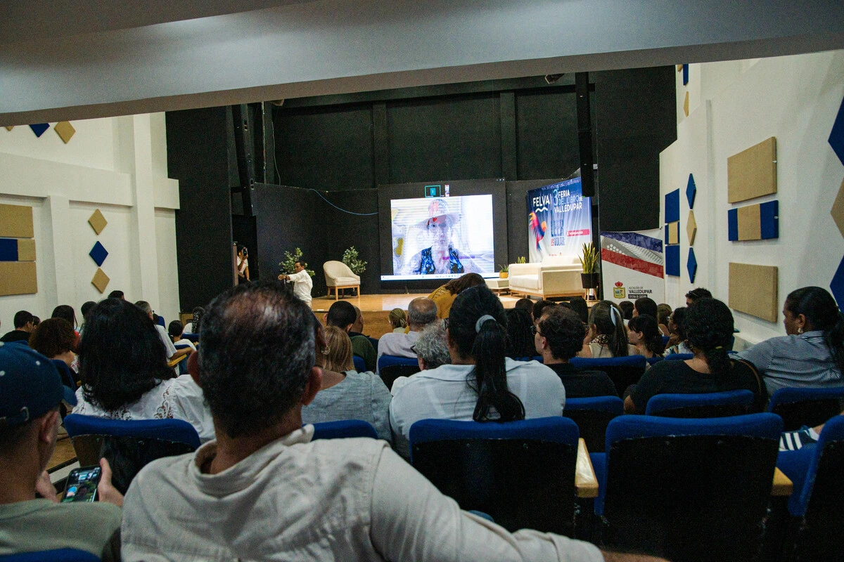 Lectores, autores y colectivos llenan los escenarios de Felva 2026. Foto: EL PILÓN.