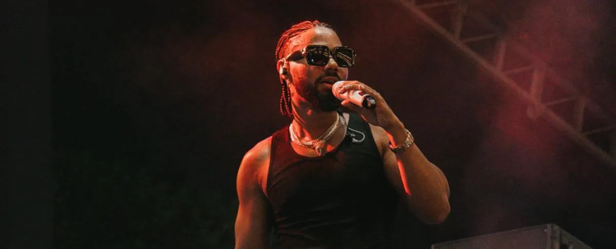 En medio de la programación alterna de la Carpa KZ de OldParr/ Metroconcierto, el cantante urbano sorprendió al público.
