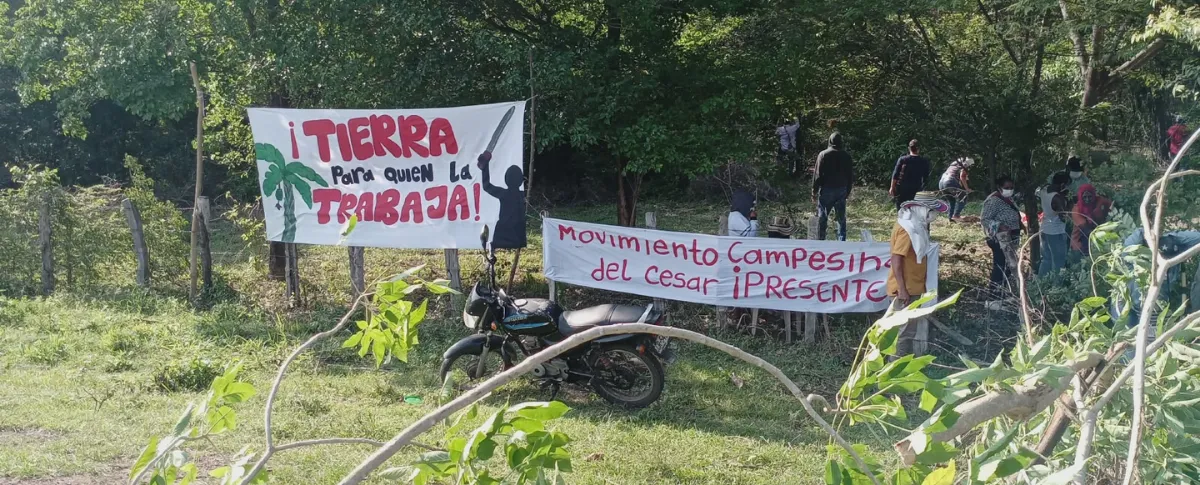 Según informan conductores y habitantes de la zona, el origen de las manifestaciones corresponden a reclamos de agricultores.