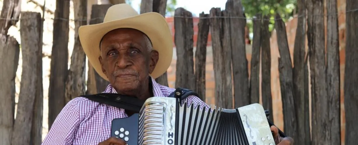 El juglar de 93 años le recitó versos a la cámara.