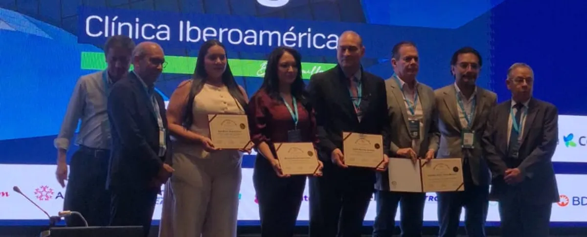 En representación de la familia, la encargada de recibir el reconocimiento fue su nieta Daniela López Romero.