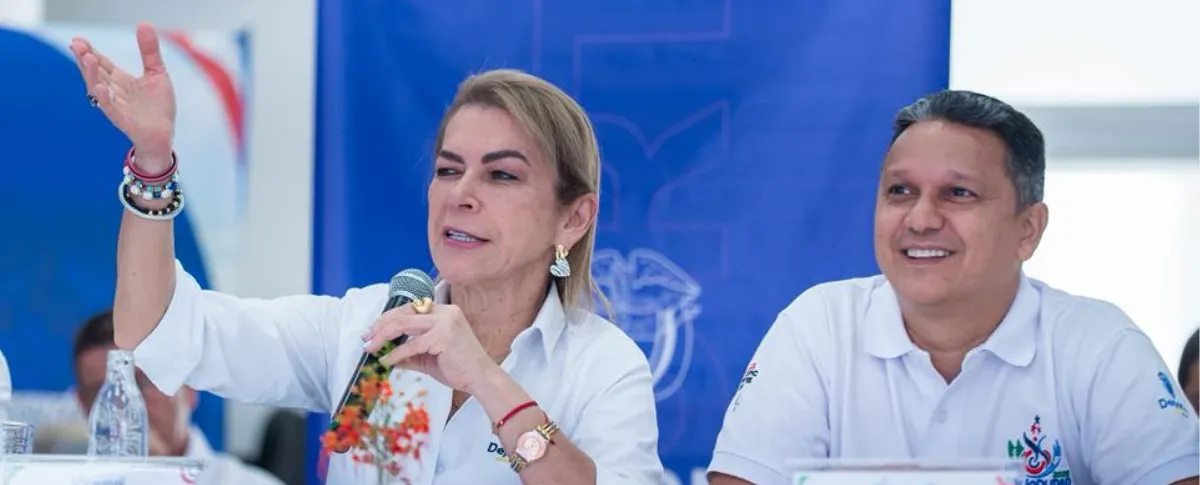 A solo 45 días del inicio de competencias de los II Juegos Parasuramericanos Valledupar 2026, la capital del Cesar avanza en la etapa definitiva de preparación para recibir uno de los eventos deportivos más importantes del continente. Este jueves se llevó a cabo el Décimo Comité Organizador Local (COL), espacio en el que participaron el Ministerio del Deporte, el Comité Paralímpico Colombiano, la Gobernación del Cesar, las alcaldías de Valledupar y Agustín Codazzi, además del equipo organizador de las justas, con el objetivo de revisar los avances técnicos, logísticos y operativos del certamen. Revisaron logística, escenarios y atención a delegaciones Durante la jornada fueron evaluados aspectos relacionados con infraestructura deportiva, transporte, alojamiento, alimentación, operación de competencias, seguridad, servicios médicos, voluntariado y coordinación institucional, de cara al inicio oficial de los Juegos. El director de Valledupar 2026, Élmer Jiménez Silva, aseguró que las principales preocupaciones presentadas en reuniones anteriores ya fueron solucionadas. “Hoy nos sentimos más tranquilos porque definitivamente se ha avanzado enormemente. Las inquietudes que existían en el comité anterior fueron subsanadas, particularmente lo relacionado con alojamiento y alimentación, que era nuestra mayor preocupación”, manifestó Jiménez. Gobierno nacional entregó mensaje de confianza Por su parte, la ministra del Deporte, Patricia Duque Cruz, destacó que los componentes esenciales para la realización del evento presentan avances satisfactorios y entregó un mensaje de tranquilidad a las delegaciones y a la ciudadanía. “Hoy podemos hablar de tranquilidad absoluta. Están garantizados servicios fundamentales como transporte, alojamiento, alimentación y toda la parte técnica que se ha venido fortaleciendo día a día”, señaló la funcionaria. La ministra también confirmó que el calendario oficial ya fue socializado con los países participantes y que actualmente el trabajo se concentra en los ajustes finales propios de esta fase organizativa. El CCMV albergará competencias Uno de los anuncios realizados durante el comité fue la confirmación del Centro Cultural de la Música Vallenata (CCMV) como sede oficial de las competencias de boccia y para tenis de mesa. Posteriormente, la ministra realizó una visita de inspección al escenario para verificar las adecuaciones técnicas, la accesibilidad y la operación logística del lugar. “Verificamos aspectos relacionados con las adecuaciones técnicas, accesibilidad y condiciones generales del Centro Cultural de la Música Vallenata, un excelente espacio para recibir a las delegaciones participantes”, expresó Duque Cruz. Más de 1.500 inscritos al voluntariado Otro de los puntos destacados fue el avance del programa de voluntariado, que actualmente desarrolla su proceso de formación general con más de 1.500 personas inscritas, de las cuales serán seleccionados 400 voluntarios finales que harán parte de la operación de los Juegos. Las competencias arrancan el 2 de julio Aunque la ceremonia inaugural se realizará días después, las competencias comenzarán oficialmente desde el próximo 2 de julio con las pruebas de para ciclismo en Agustín Codazzi y el baloncesto femenino en silla de ruedas en Valledupar. Con la realización del Décimo Comité Organizador Local, Valledupar continúa consolidando su hoja de ruta para recibir a deportistas, oficiales y delegaciones de toda Suramérica, en un evento que también busca posicionar a la ciudad como referente del deporte paralímpico y la organización de grandes certámenes internacionales.