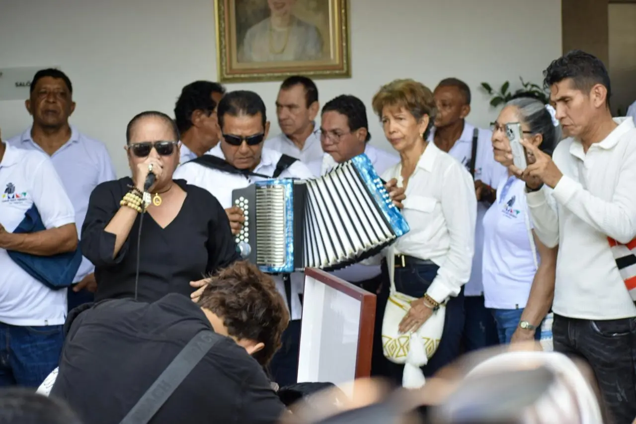Familiares, amigos y miembros de la Fundación Músicos Legendarios despiden a Yolanda Ariño en la Casa de la Cultura de Valledupar, entre canciones y oraciones. Foto: Said Armenta.