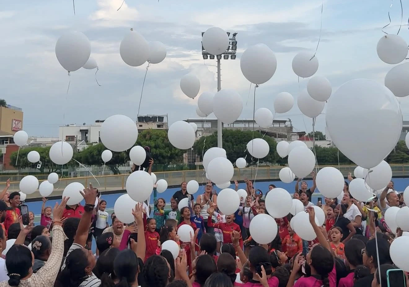Estudiantes y padres de familia en Valledupar participaron en un acto simbólico para pedir acciones frente al aumento de intentos de suicidio. Foto: EL PILÓN.