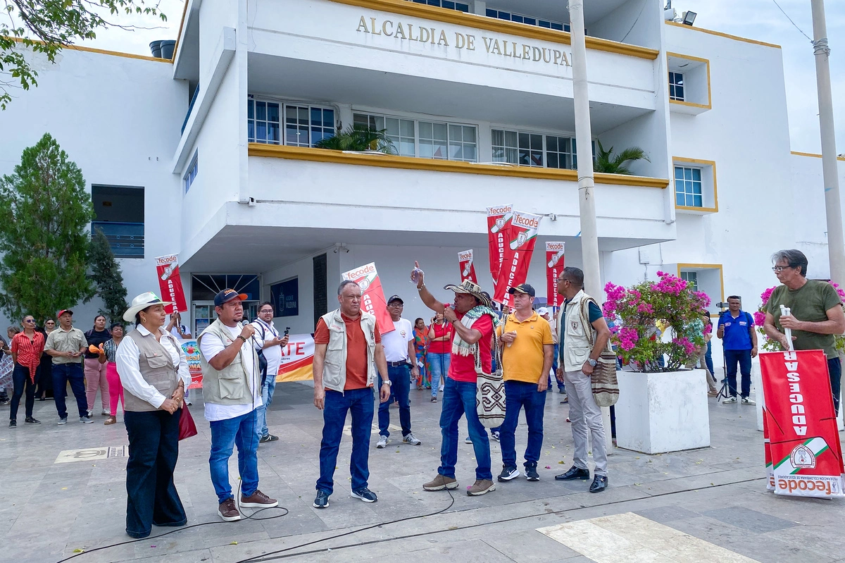 Docentes del sector oficial del municipio de Valledupar realizaron un plantón frente a la Alcaldía para exigir el pago del retroactivo salarial. Foto: Said Armenta.