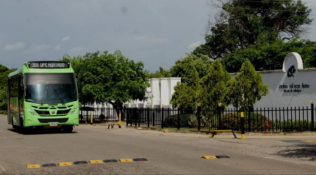 Estudiantes y trabajadores llenan a diario los buses del SIVA. Foto: EL PILÓN.