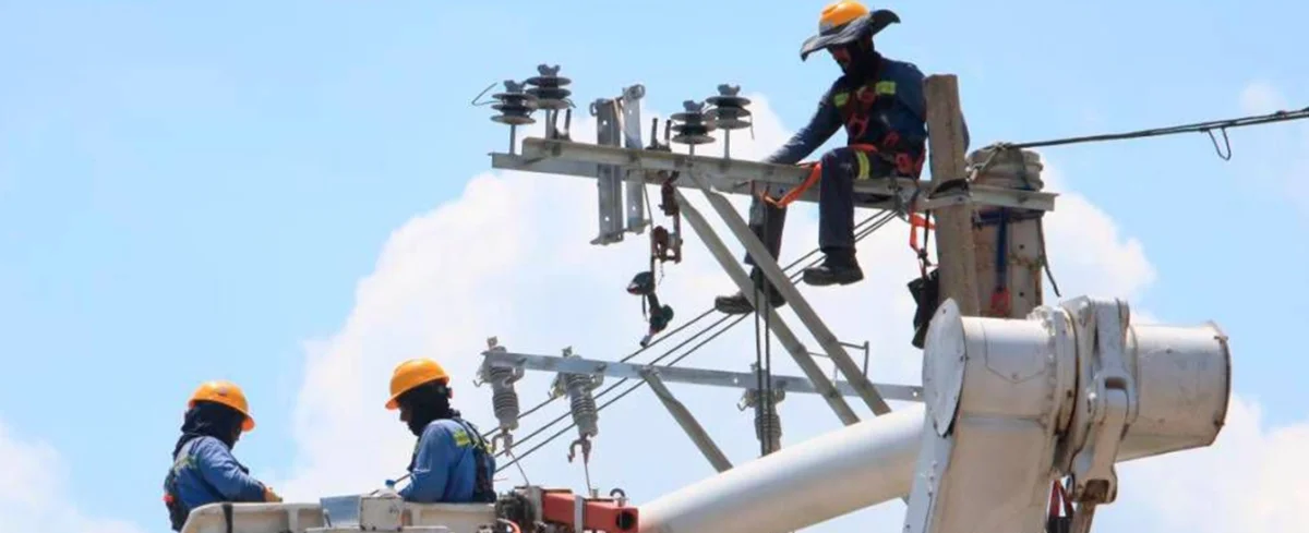 Trabajadores en poste de energía. Foto: redes sociales.