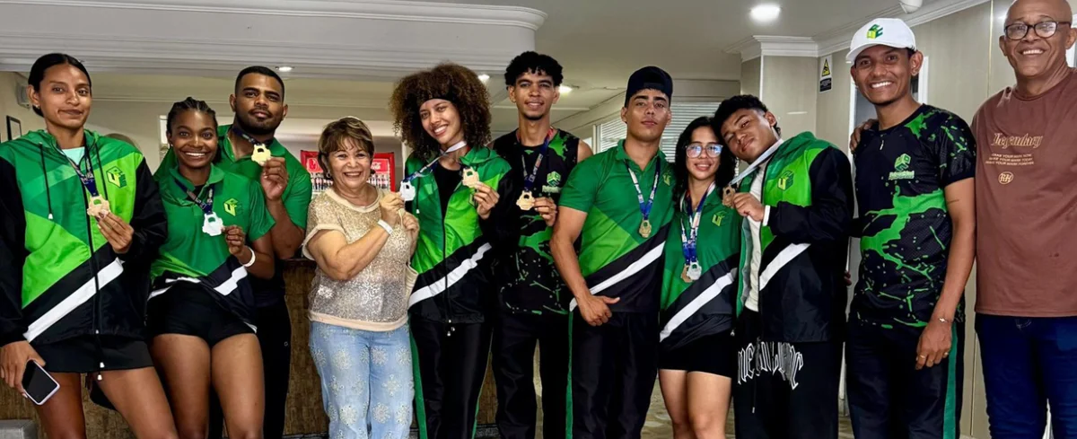 Jóvenes deportistas que ganaron medallas.
