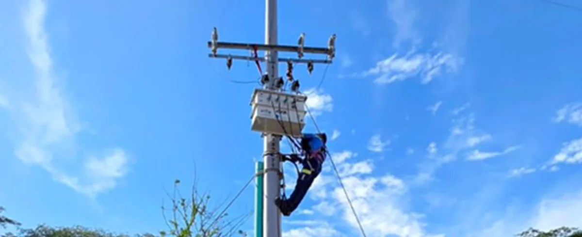 Mantenimiento en un poste de energía en Cesar.