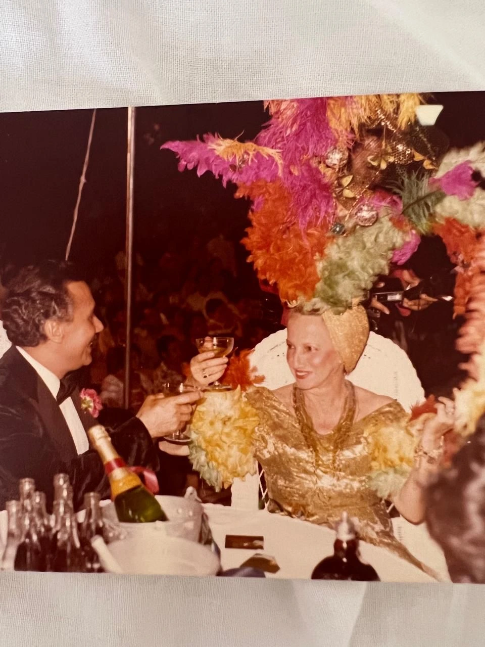 Susy Holguín de Celedón, en el Club Valledupar, luce plumas y brillo en una de las comparsas que ayudó a convertir en tradición de la sociedad vallenata. Foto: Cortesía.