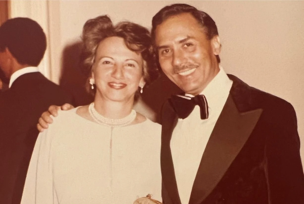 Vestida de gala junto a su esposo, el médico Cristóbal Celedón, Susy Holguín encarna la elegancia y la alegría que marcaron una época en la vida social de Valledupar. Foto: Cortesía.