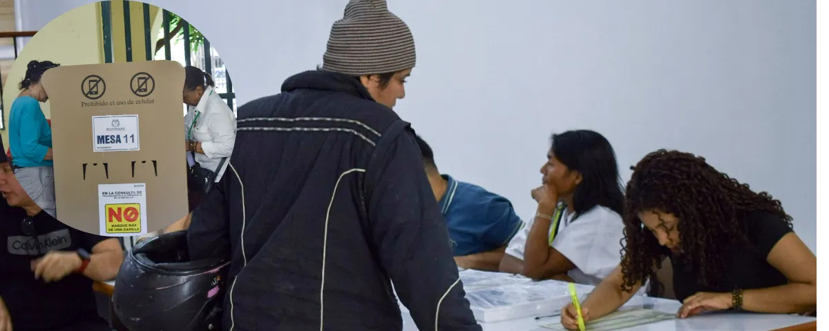 Veedor observa la apertura de la urna para garantizar transparencia en el escrutinio.
