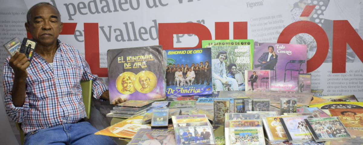 Rafael Benjumea exhibe en EL PILÓN las carátulas originales que marcaron la era dorada de Rafael Orozco e Israel Romero. Foto: Said Armenta.