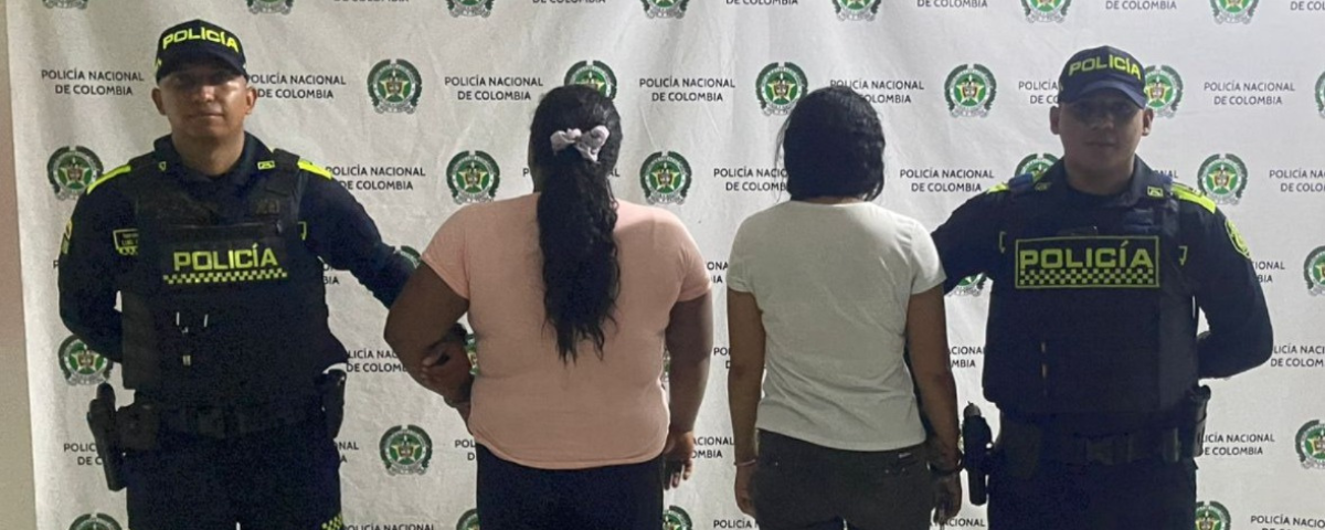 En medio del procedimiento, una de las implicadas habría golpeado a un policía con un objeto, mientras que otra mujer atacó a una uniformada.