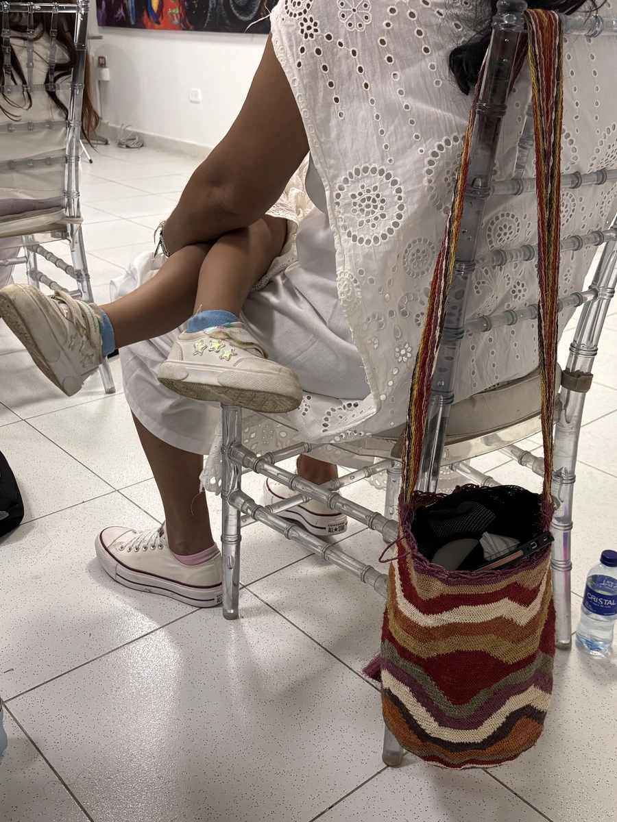 Mujeres indígenas de la Línea Negra llegaron a Valledupar con sus familias para recordar que el progreso no puede separarse de los cuidados ni del trabajo que sostiene la vida en sus territorios. Foto: EL PILÓN.