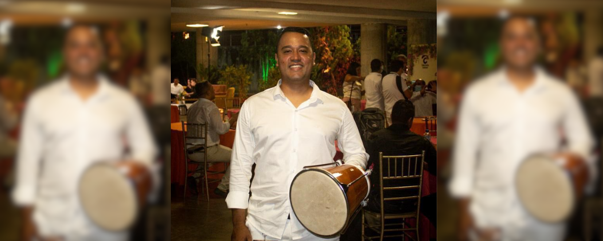Juan de la Rosa, docente de la UPC, recibe reconocimiento de la Fundación Cultural Latin GRAMMY
