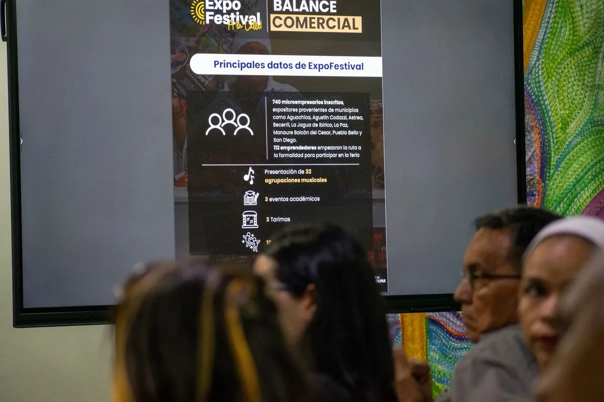 Autoridades locales y gremios económicos —hotelero, gastronómico, transporte y comercio— participaron en la rendición de cuentas del impacto del 59 Festival de la Leyenda Vallenata. Foto: Said Armenta.