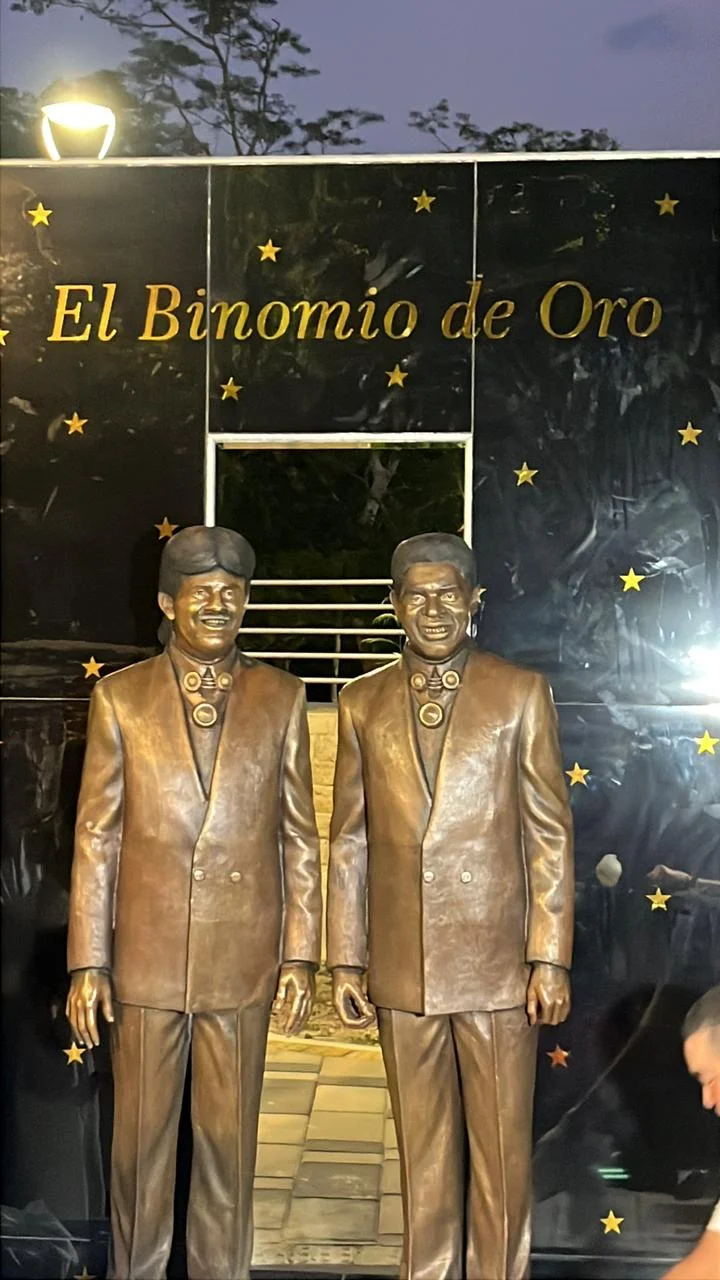 Estatuas de Rafael Orozco e Israel Romero en Valledupar.