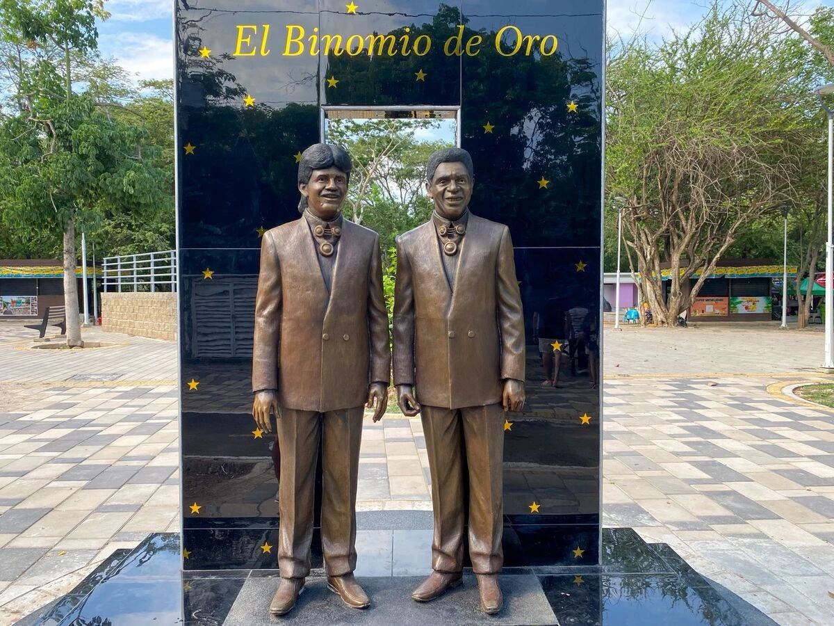 Turistas que llegaron desde distintas ciudades del país aprovechan para tomarse una última foto junto a las controvertidas esculturas del Binomio de Oro en el Ecoparque Río Guatapurí, antes de su desmonte para ser intervenidas. Foto: Said Armenta.
