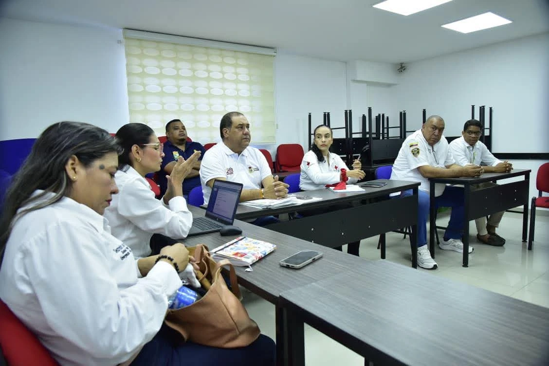 Representantes de la Oficina de Gestión del Riesgo, la concesión Ciudad Verde, Corpocesar y la Secretaría de Gobierno de Valledupar participaron en la mesa de articulación institucional donde se definieron las acciones conjuntas para intervenir el arbolado urbano y proteger a la comunidad. Foto: Alcaldía de Valledupar.