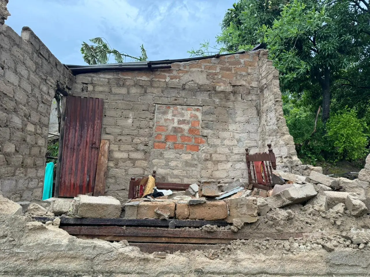 Comunidad de Atánquez inspecciona los techos desprendidos y las viviendas destechadas que dejó el fuerte aguacero con vientos huracanados de la tarde del 26 de mayo. Foto: Cortesía.
