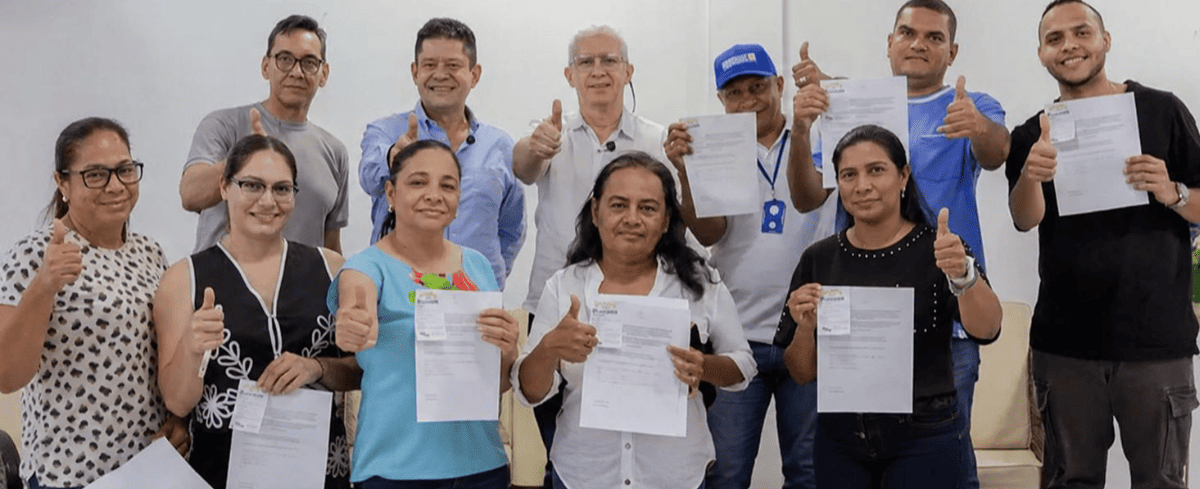 Ganadores de Expofestival a la Calle reciben premios entregados por la Cámara de Comercio de Valledupar.