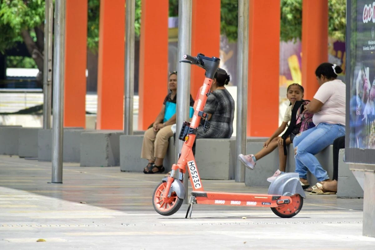 Scooters de Yango estacionados junto a la parada de buses de la Gobernación del Cesar y el Coliseo Cubierto. Foto: Said Armenta.
