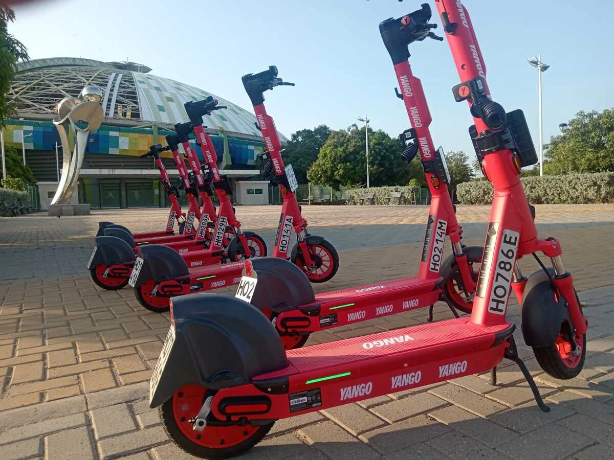 Scooters de Yango estacionados junto a la parada de buses de la Gobernación del Cesar y el Coliseo Cubierto. Foto: Said Armenta.