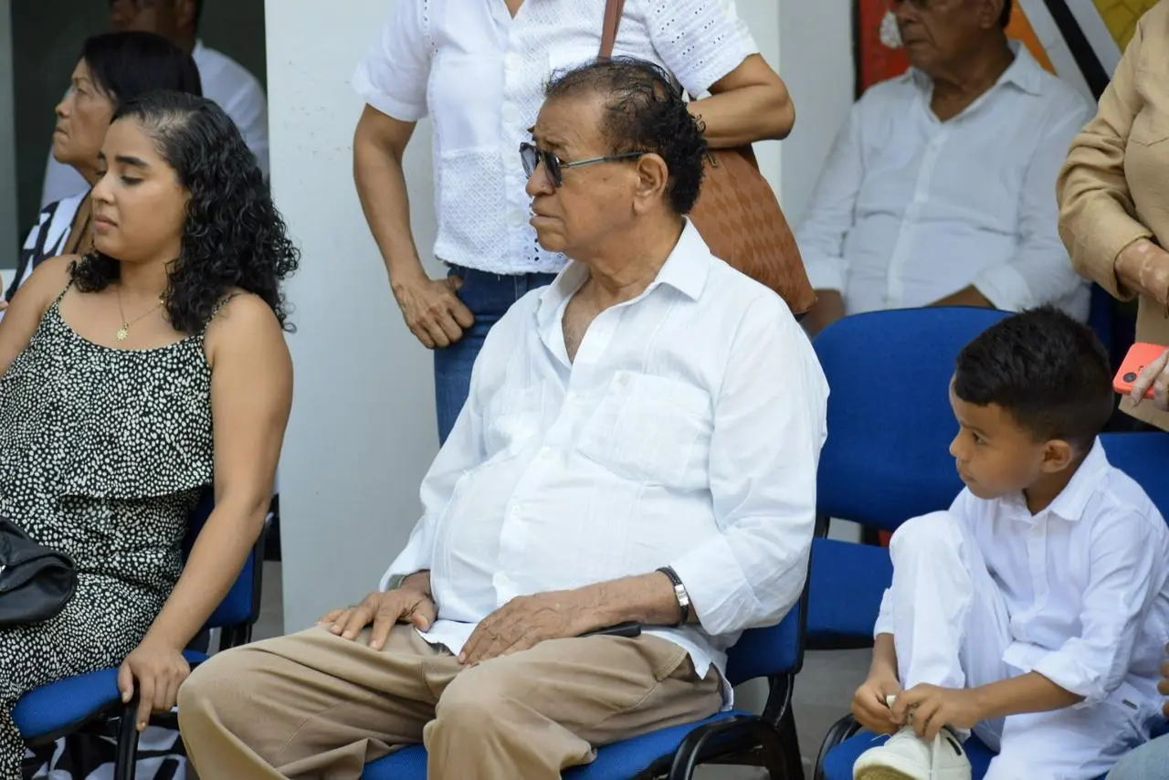 El maestro Andrés ‘Turco’ Gil acompaña el homenaje a Yolanda Ariño, recordando décadas de trabajo conjunto en la formación de nuevas generaciones vallenatas. Foto: Said Armenta.