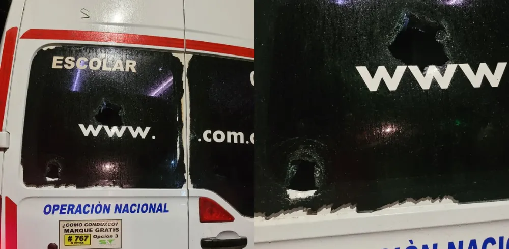 Así quedó el vidrio trasero de una de las dos vans que transportaban a la prensa de Cartagena. El ataque, ocurrido en la salida de Valledupar hacia Bosconia, pudo terminar en tragedia si los proyectiles hubieran impactado directamente a los ocupantes que se refugiaban en el pasillo del vehículo. FOTO: Cortesía