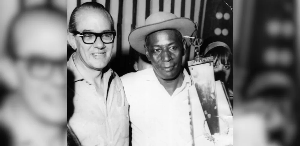 El expresidente Alfonso López Michelsen le entregó el trofeo al Primer Rey Vallenato Alejo Durán. FOTO: suministrada