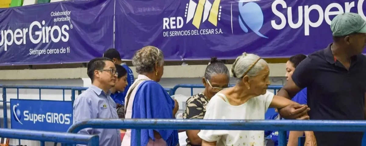 Adultos mayores cobrando pago de Colombia Mayor