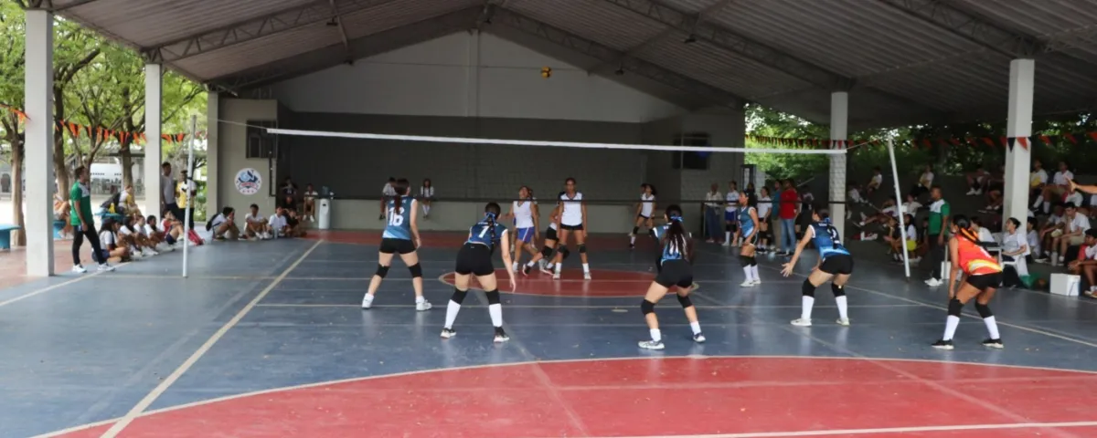 grupo de jóvenes jugado voleibol. FOTO: suministrada