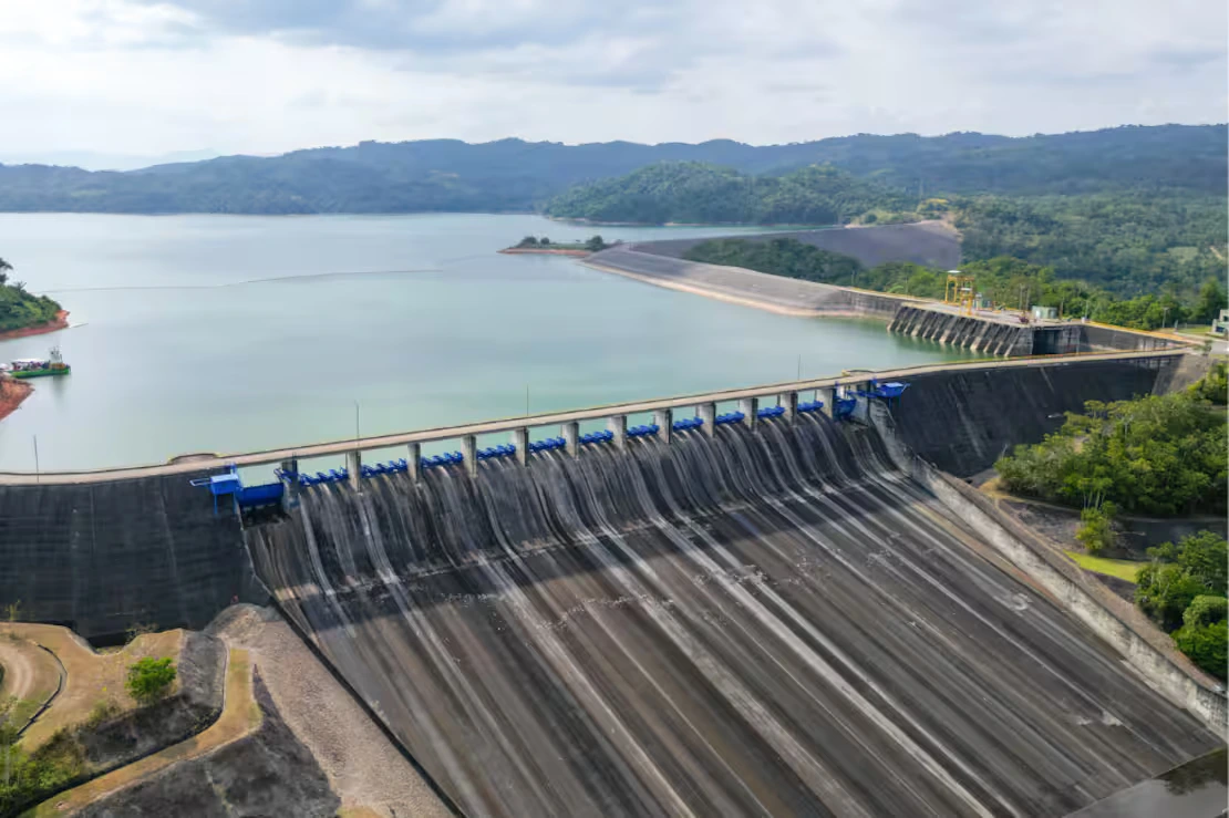 Con embalses del país rondando el 60% de su capacidad y el Ideam advirtiendo un El Niño más severo en el segundo semestre, el manejo del agua en Urrá y otros reservorios es crítico para la Costa Caribe. Foto: El Espectador.