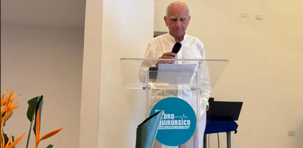 El doctor Luciano Aponte López, cirujano gastroenterólogo, uno de los homenajeados de la noche, durante su discurso. Foto: Cortesía.