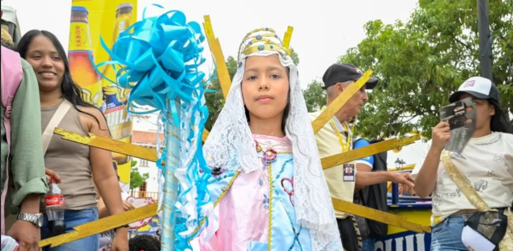 Joven integrante de la congregación representó a la Virgen del Rosario, portando el báculo con el que, según la Leyenda Vallenata, devolvió la vida a los envenenados por barbasco. Foto: Tomada @Fesvallenato.