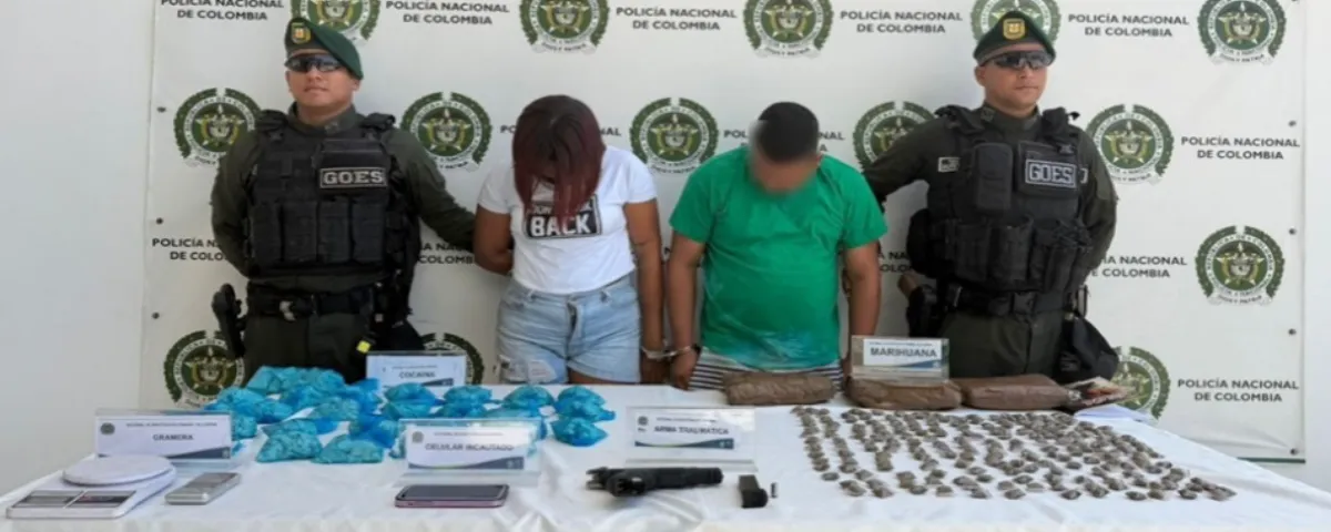 Los capturados posando junto a los elementos incautados Foto: Cortesía