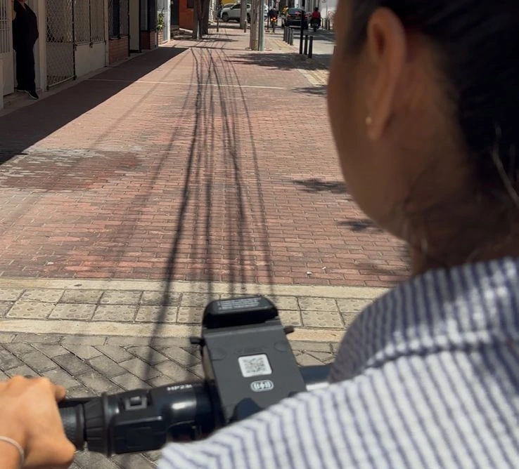 Usuario se moviliza en patineta eléctrica por Valledupar, con el manubrio, el código QR, elementos clave para activar y controlar el viaje. Foto: EL PILÓN.