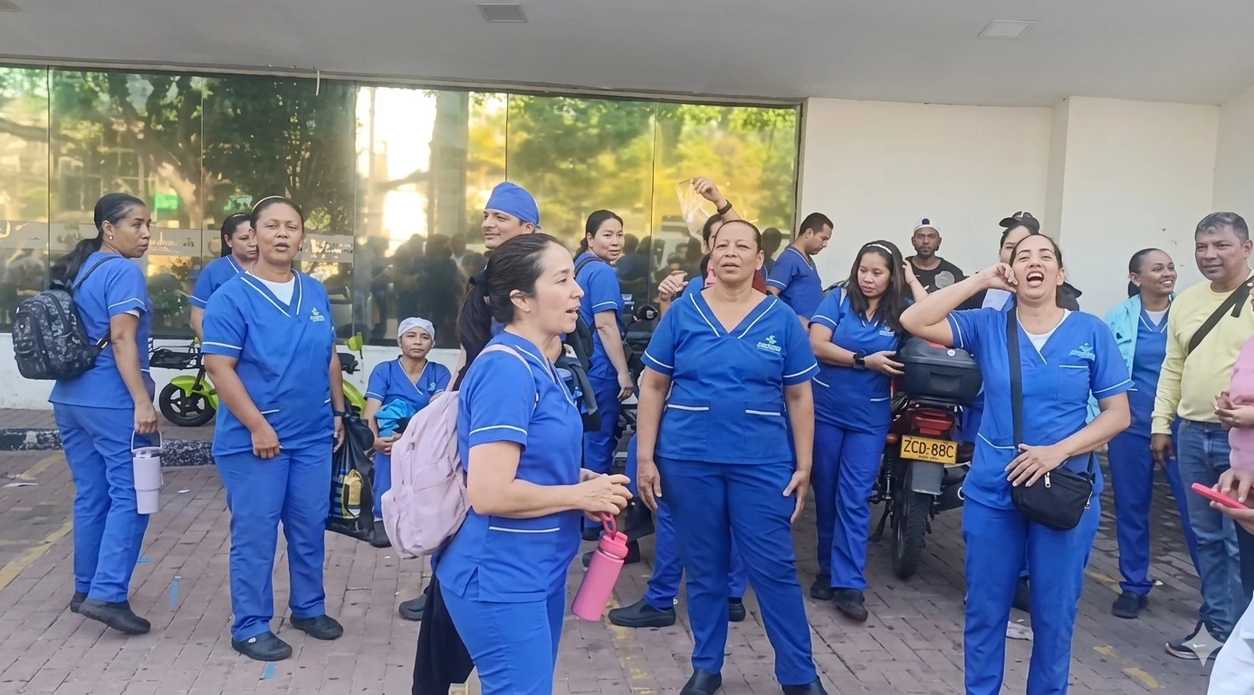 Personal de aseo de la clínica OHI, anteriormente Clínica Laura Daniela, se manifestó en Valledupar por mora salarial que se extiende desde hace varios meses. Foto: Cortesía.