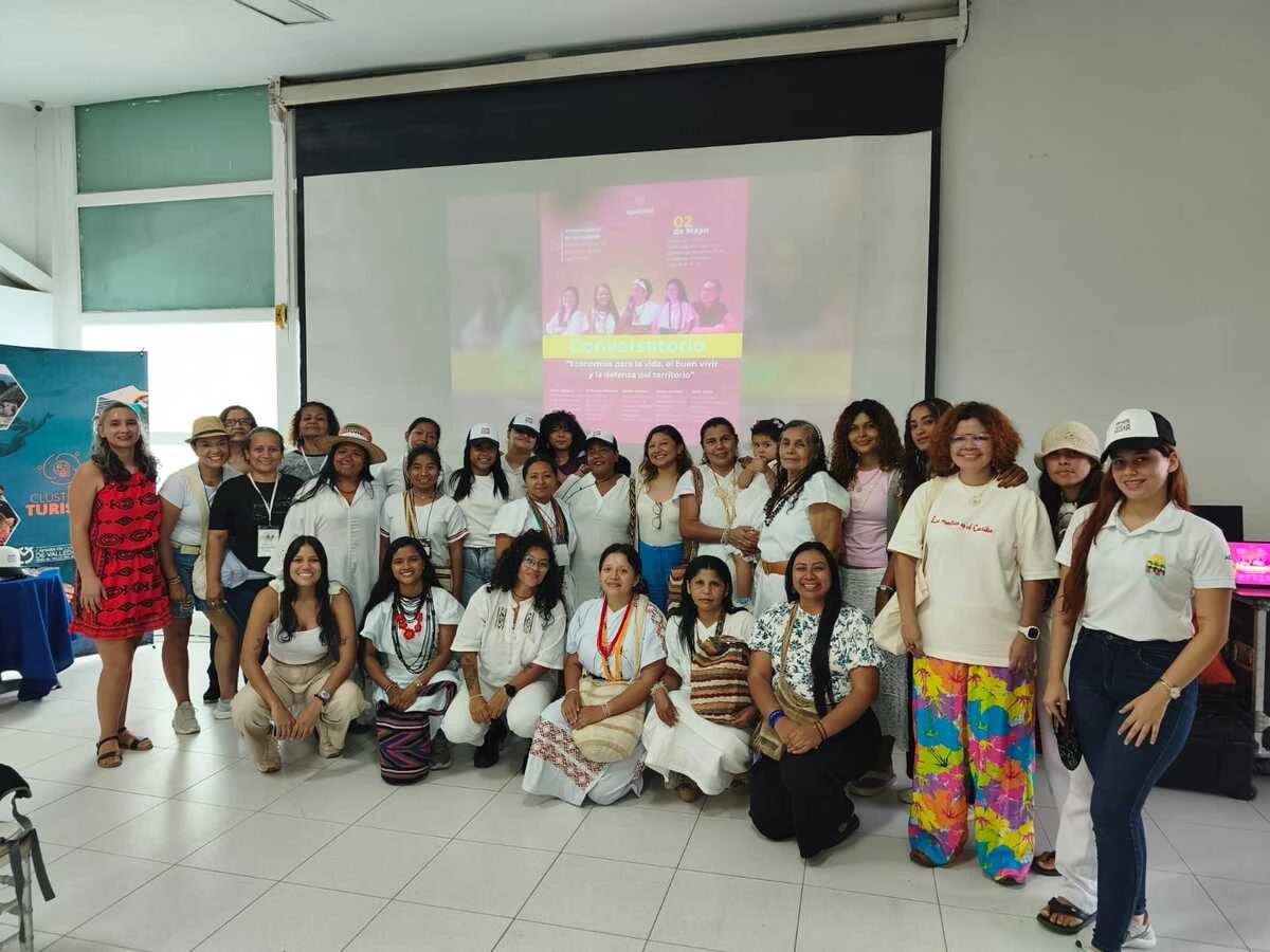 Mujeres indígenas y lideresas de organizaciones sociales dialogan en Valledupar sobre la economía del cuidado y las labores no remuneradas que sostienen sus hogares y territorios. Foto: Cortesía.