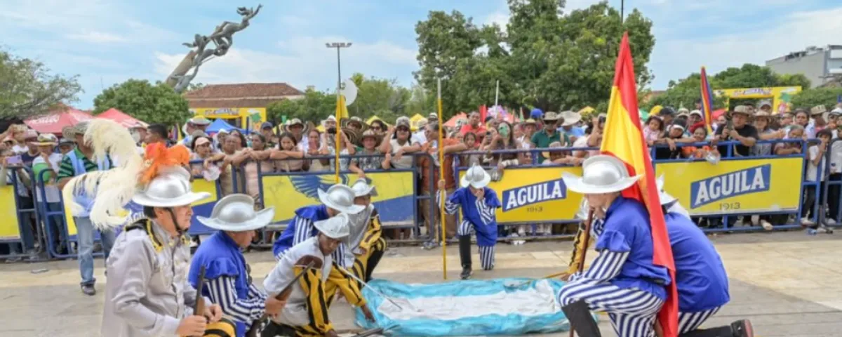 La representación incluyó el momento en que los nativos utilizaron barbasco para contaminar las aguas de la laguna, buscando debilitar a las tropas perseguidoras. Foto: Tomada @Fesvallenato.