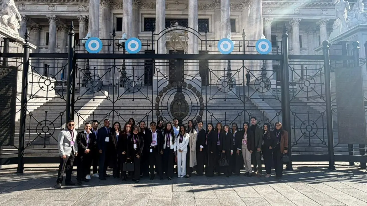 Estudiantes del programa de Comercio Internacional de la UPC en el Senado de la Nación Argentina.