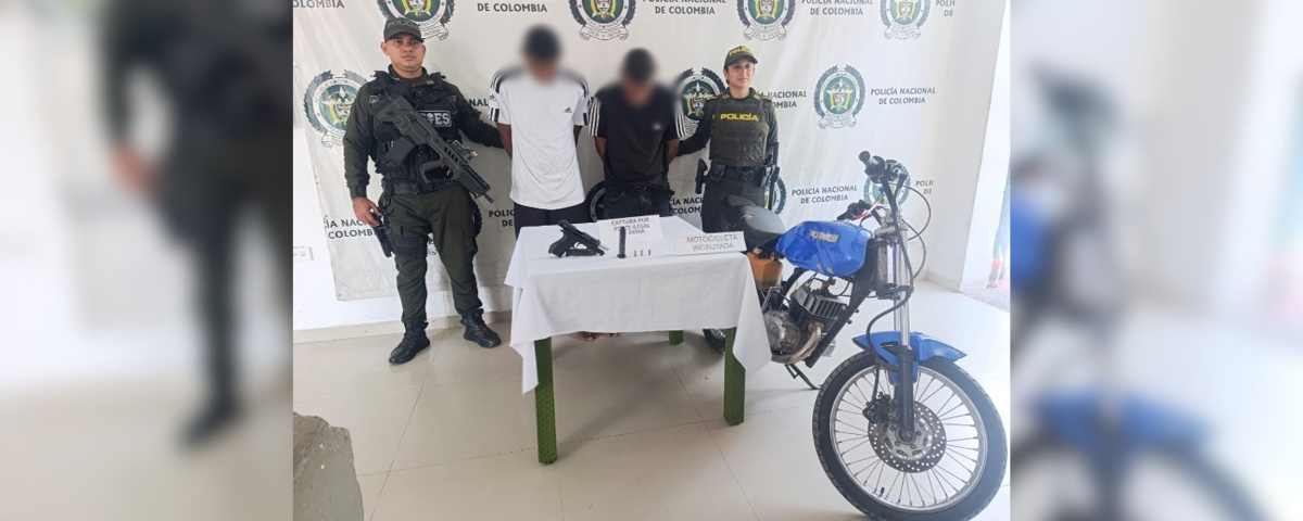 Otro elemento que llamó la atención de las autoridades fue que la motocicleta en la que se movilizaban no portaba placas, situación que, sumada al hallazgo del arma, derivó en la captura inmediata de los dos jóvenes.